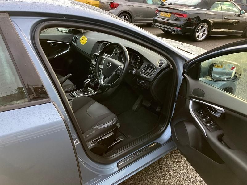 Used Volvo V40 Momentum 2017 Blue Hatchback