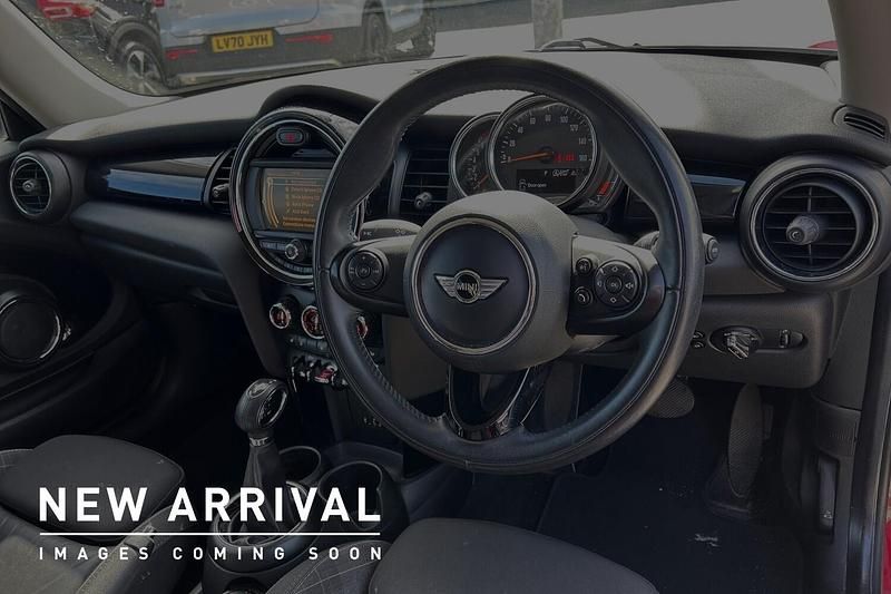 Begagnad Mini Cooper Hatch 134 HK (98 kW) 2018 Röd Halvkombi