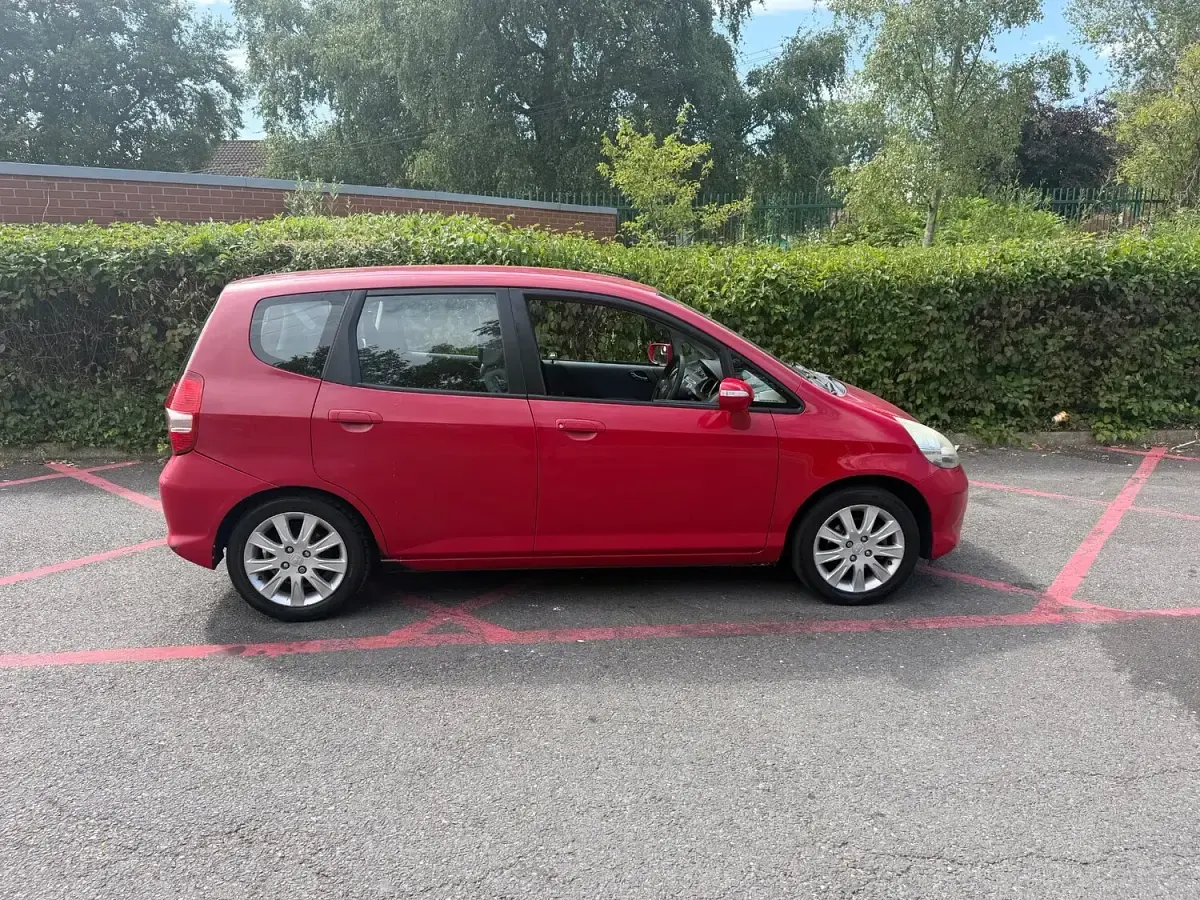 Used Honda Jazz SE 83 HP (61 kW) 2007 Red Hatchback