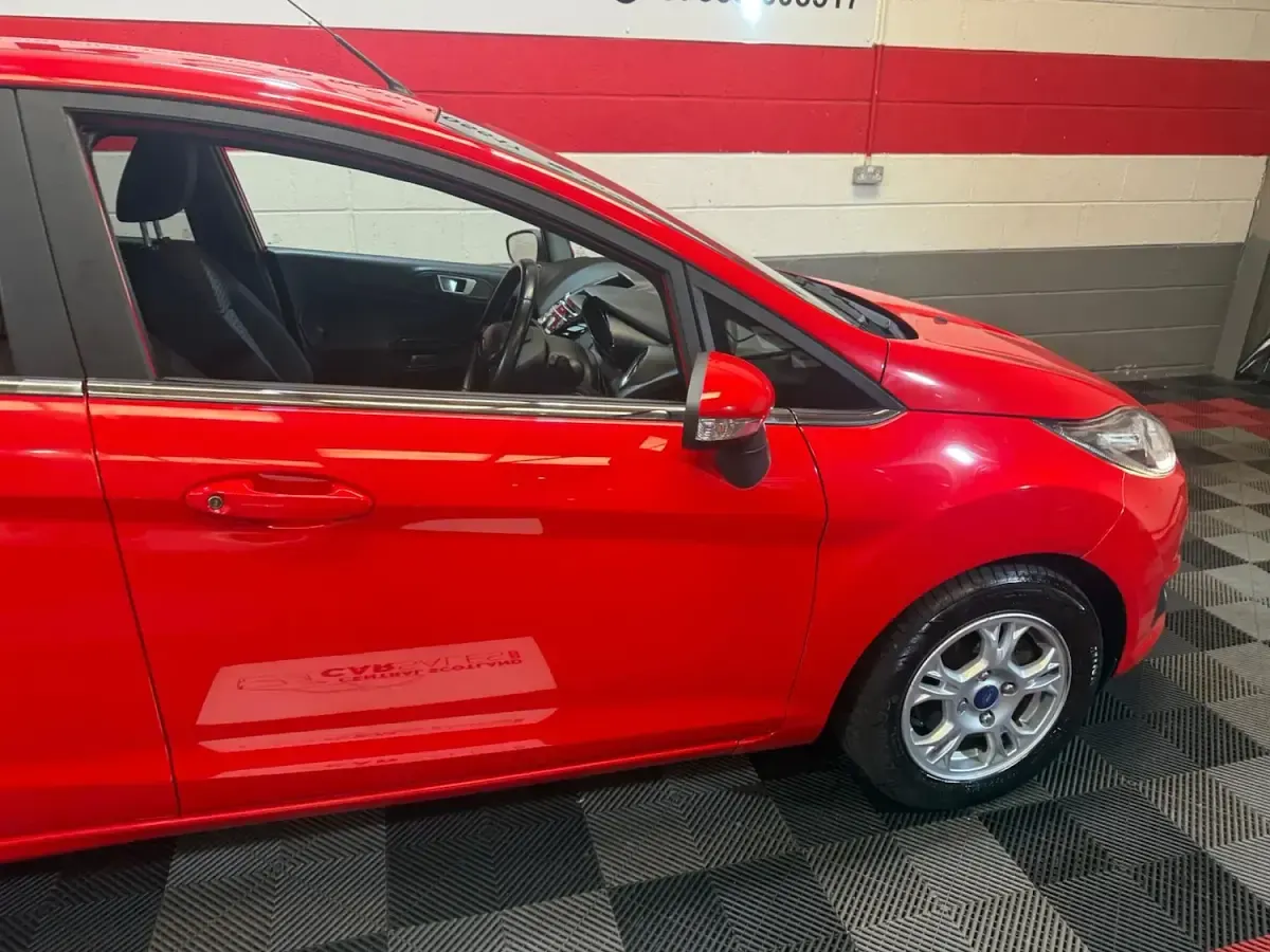 Used Ford Fiesta Titanium 95 HP (69 kW) 2014 Red Hatchback