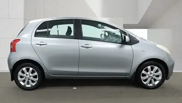 Used Toyota Yaris 85 HP (62 kW) 2007 Silver Hatchback