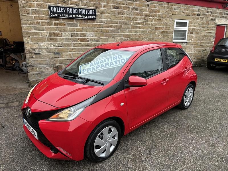 Used Toyota Aygo X-play 68 HP (50 kW) 2016 Red Hatchback