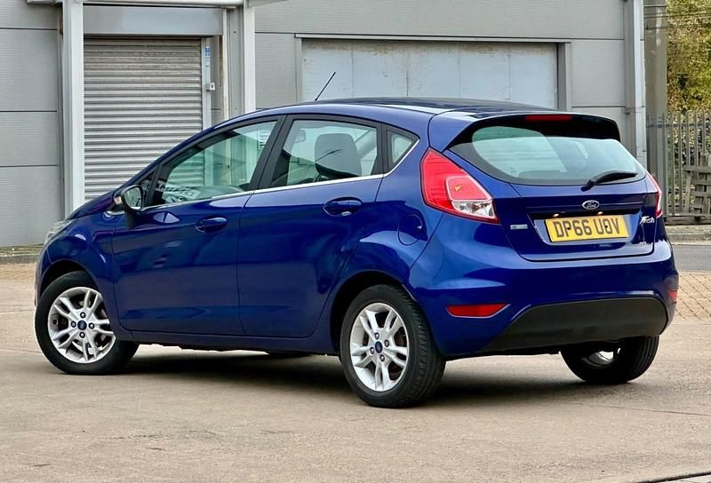 Begagnad Ford Fiesta Zetec 2016 Blå Halvkombi