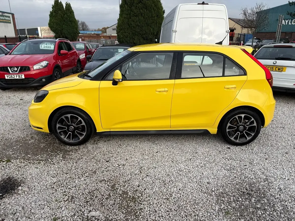 Used MG MG3 106 HP (77 kW) 2015 Yellow Hatchback