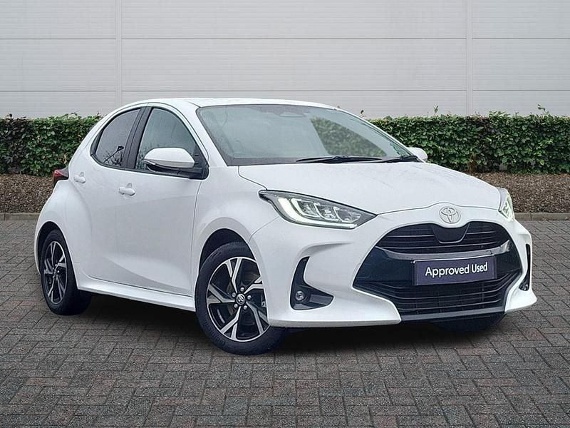 Used Toyota Yaris Hybrid Design 2024 White Hatchback