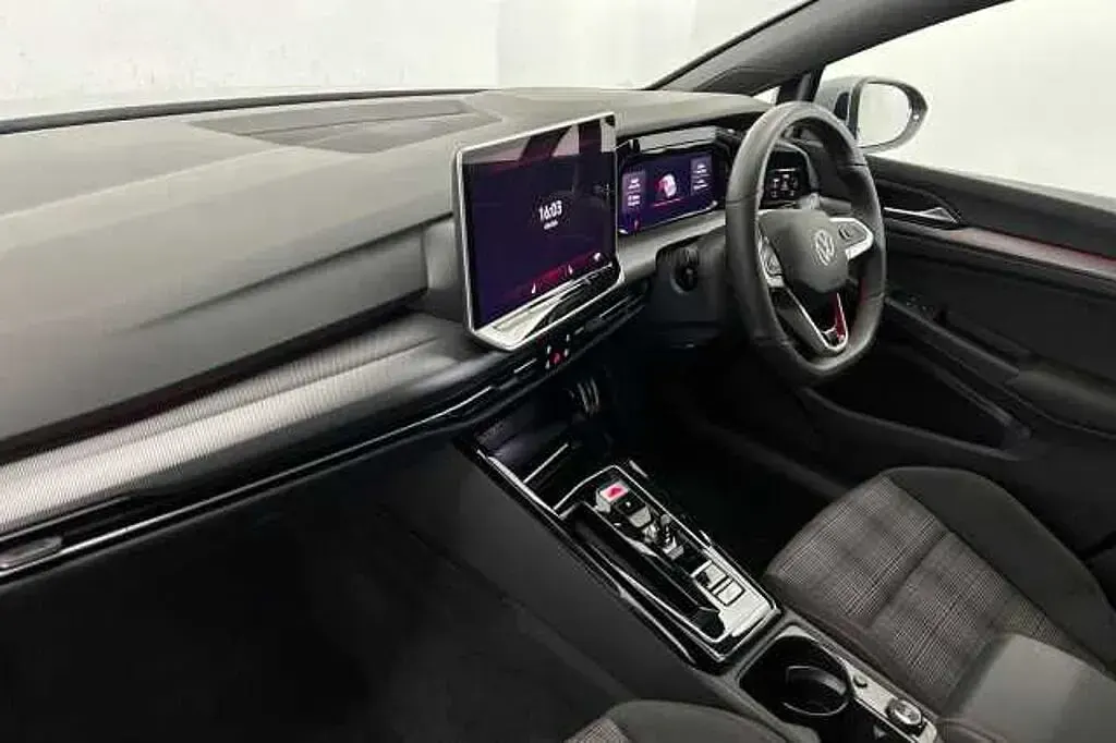 Używany VW Golf VIII GTI 265 KM (194 kW) 2025 Szary Hatchback