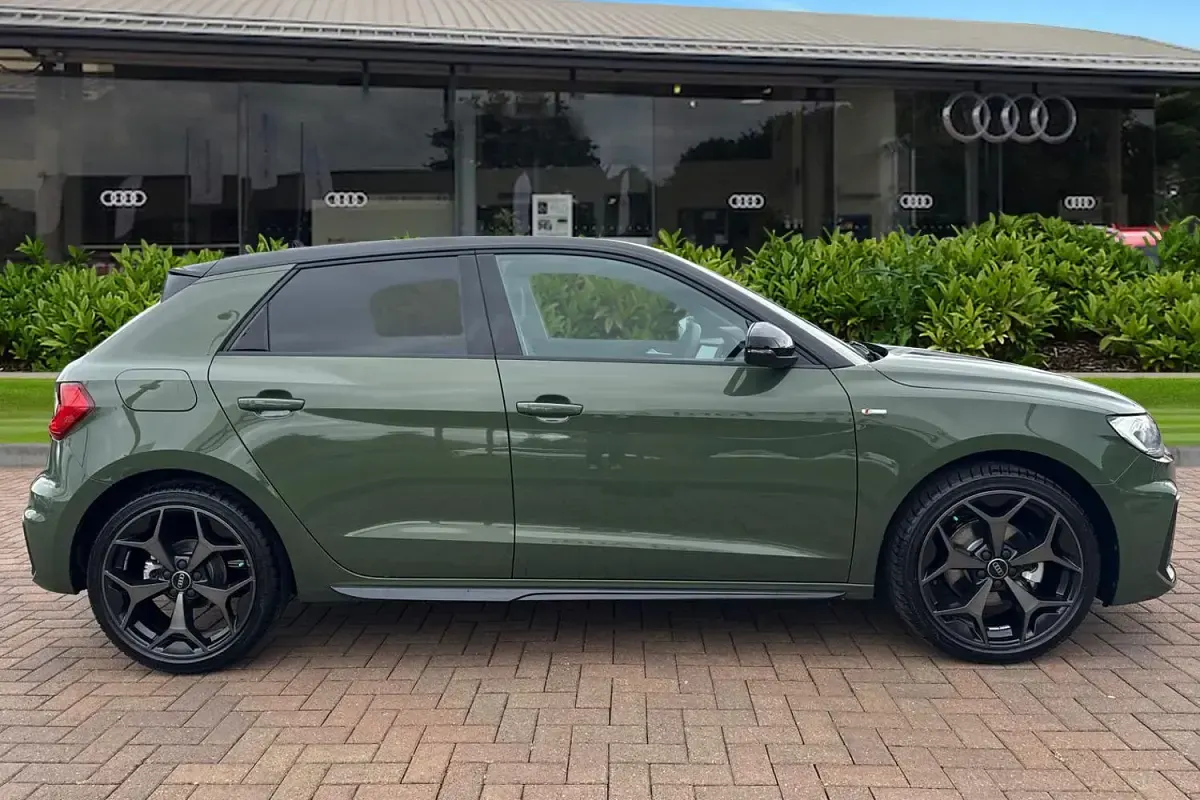 Nouă Audi A1 Sportback Black Edition 2026 Verde Hatchback