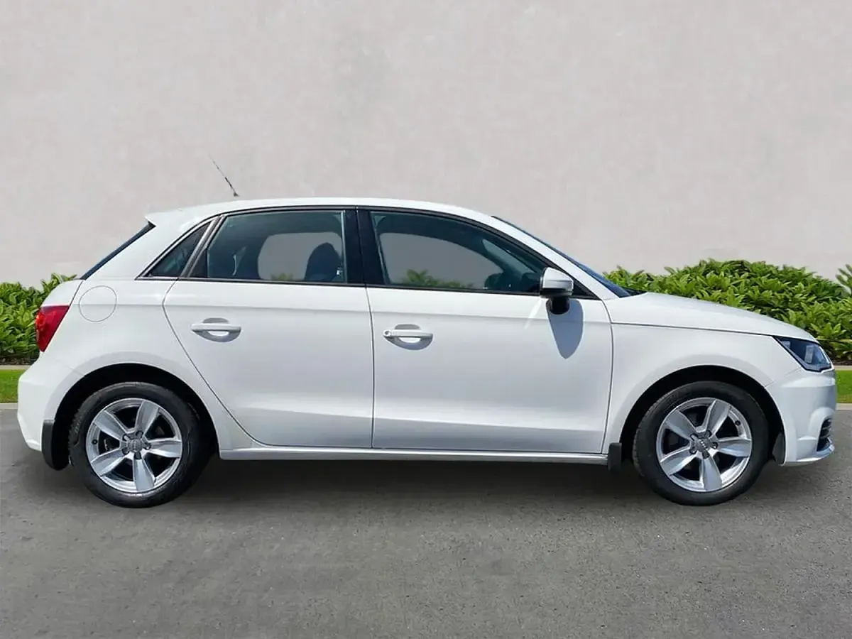Used Audi A1 Sportback Premium 95 HP (69 kW) 2018 White Hatchback