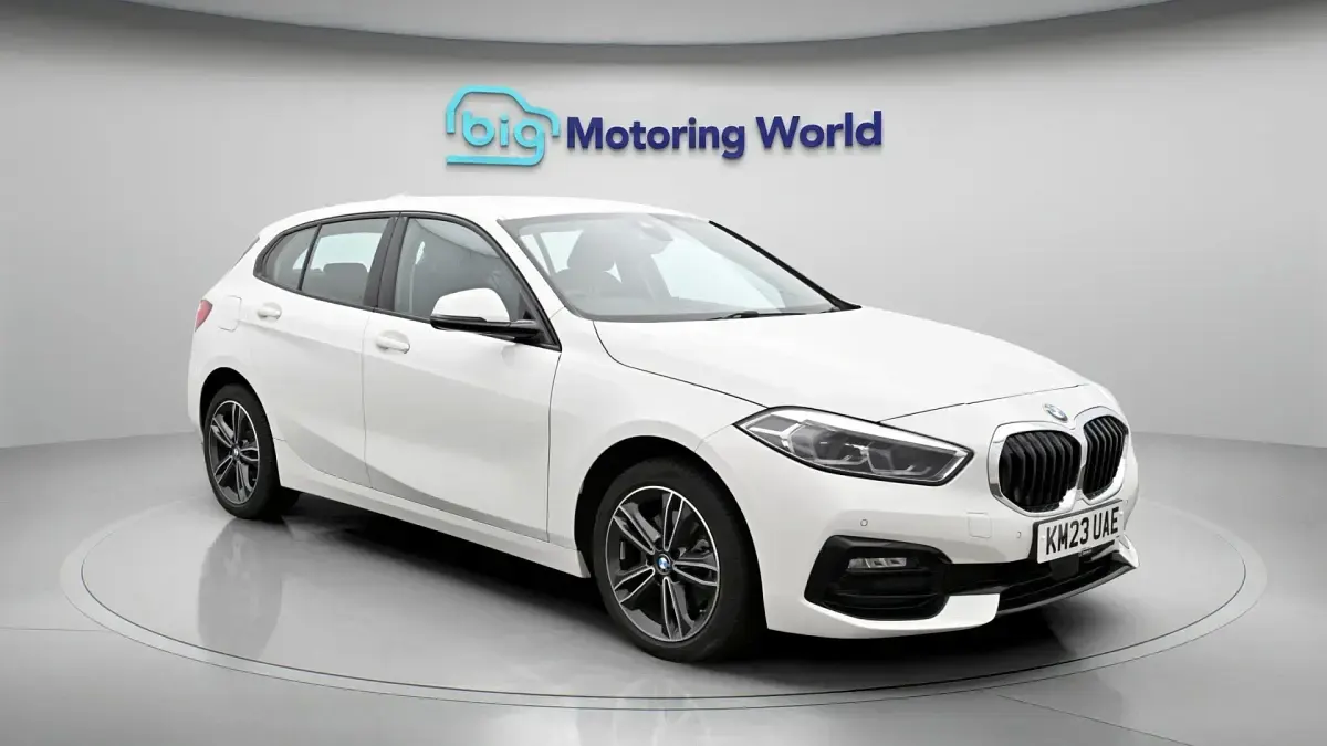 Begagnad BMW 118 Sport Line 136 HK (100 kW) 2023 Halvkombi