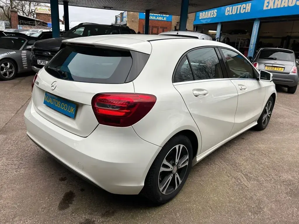 Used Mercedes A180 SE 121 HP (88 kW) 2016 White Hatchback