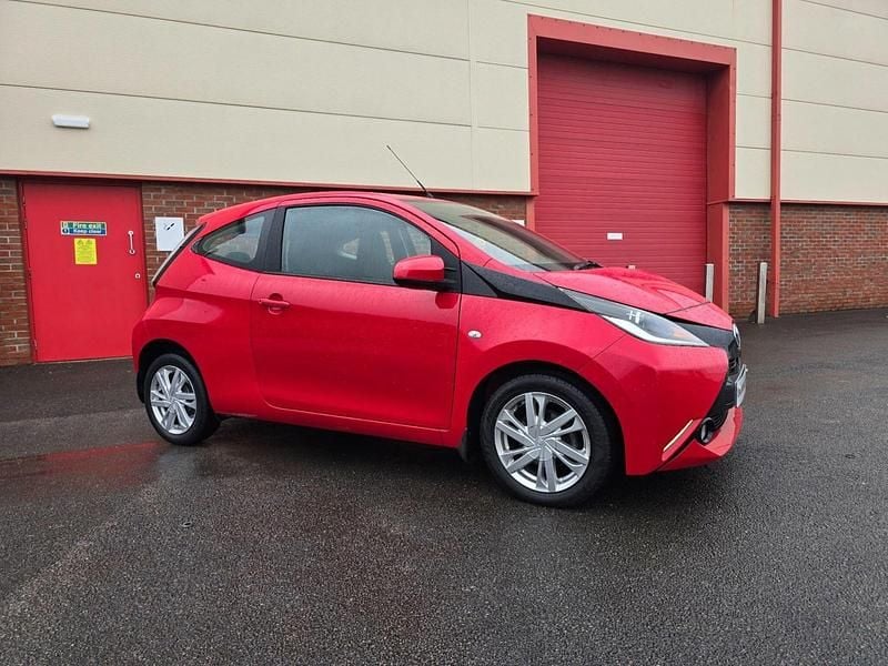 Red Used 2015 Toyota Aygo x-press Hatchback | £4,499 (Fair price) - Image 1/4