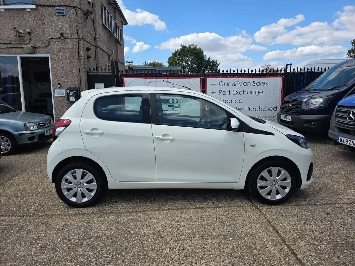 Used Peugeot 108 Active 70 HP (51 kW) 2018 White Hatchback