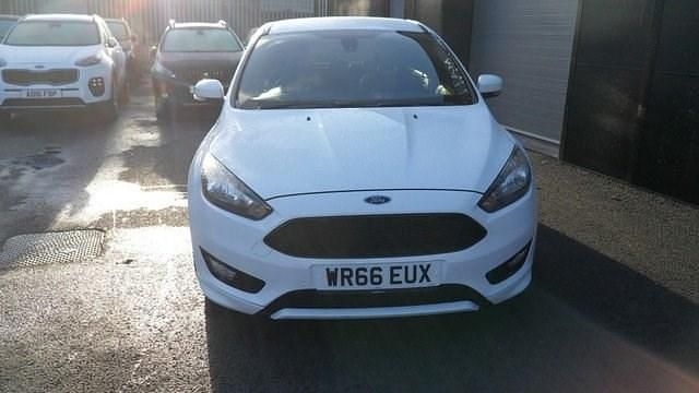 Used Ford Focus ST-Line 125 HP (91 kW) 2016 White Hatchback
