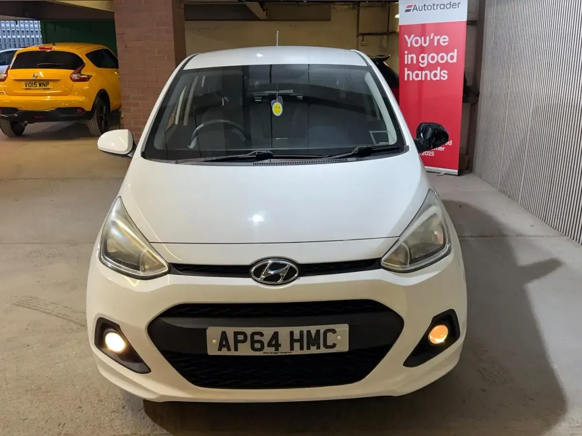 Used Hyundai i10 SE 67 HP (49 kW) 2015 White Hatchback