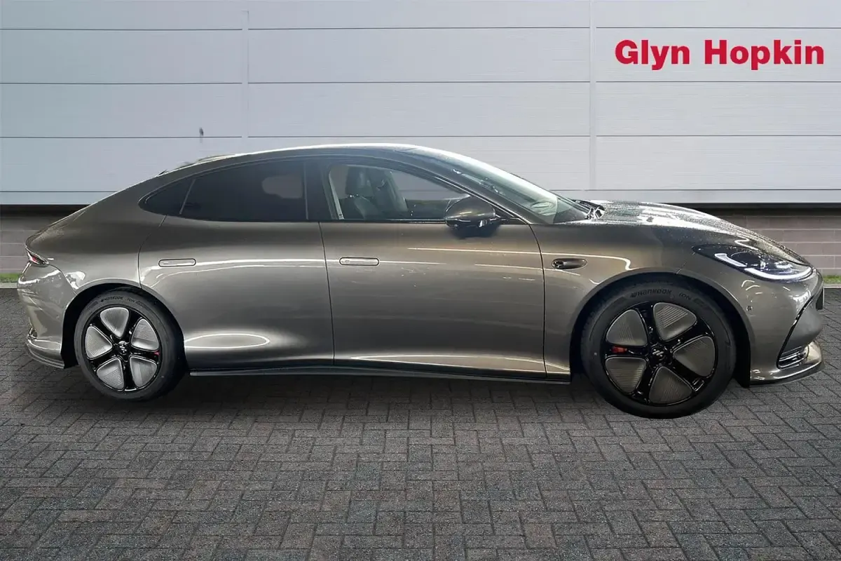 Usado MG IM5 300 kW (408 HP) 2025 Prateado Citadino