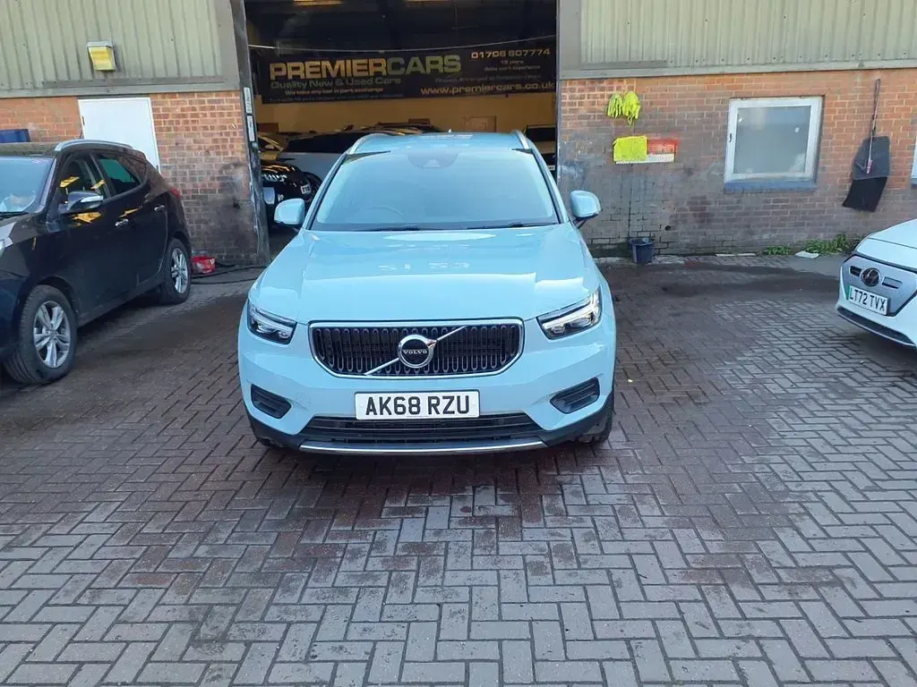 Used Volvo XC40 Momentum 150 HP (110 kW) 2018 Blue SUV