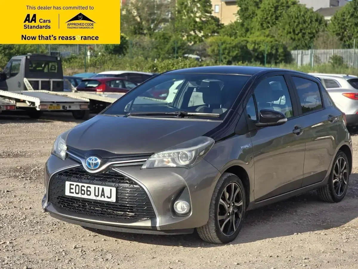 Used Toyota Yaris Design 101 HP (74 kW) 2016 Bronze Hatchback