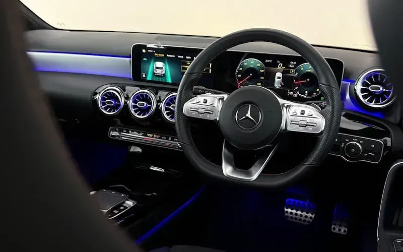 Used Mercedes A180 AMG Line Premium Plus 136 HP (100 kW) 2019 White Hatchback