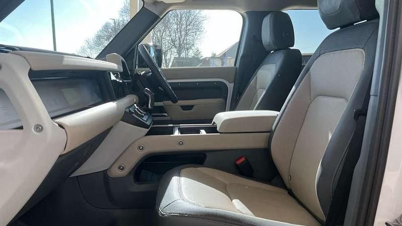Used Land Rover Defender SE Dynamic 249 HP (183 kW) 2024 Fuji white SUV
