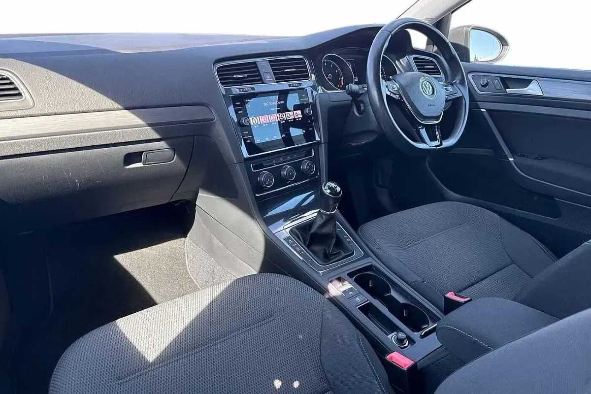 Begagnad VW Golf VII SE 2018 Grå Halvkombi