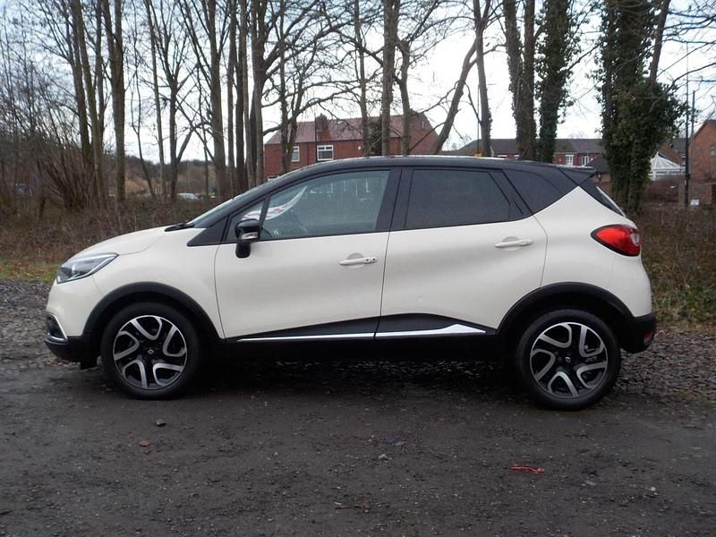 Used Renault Captur Dynamique 90 HP (66 kW) 2016 Cream/black SUV