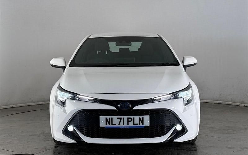 Used Toyota Corolla 122 HP (89 kW) 2021 White Hatchback