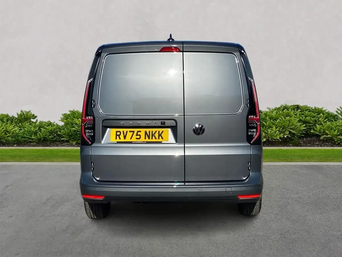 Usado VW Caddy Pro 102 CV (75 kW) 2025 Gris Monovolumen