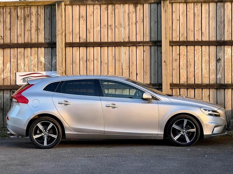 Used Volvo V40 R-Design 120 HP (88 kW) 2016 Silver Hatchback