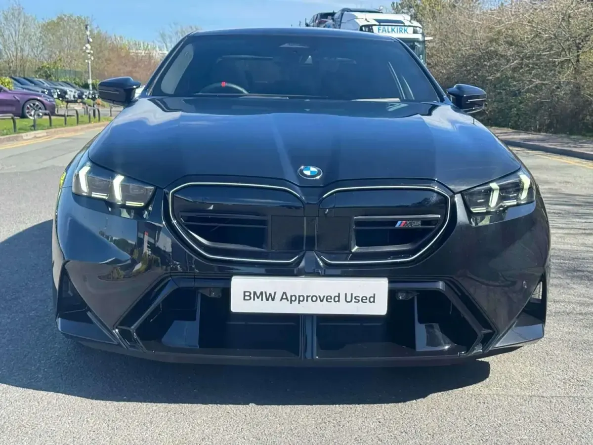 Begagnad BMW M5 Comfort Edition 717 HK (527 kW) 2026 Svart Sedan