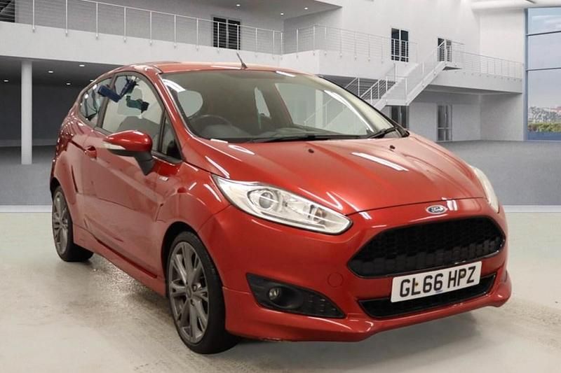 Used Ford Fiesta Zetec 125 HP (91 kW) 2015 Red Hatchback