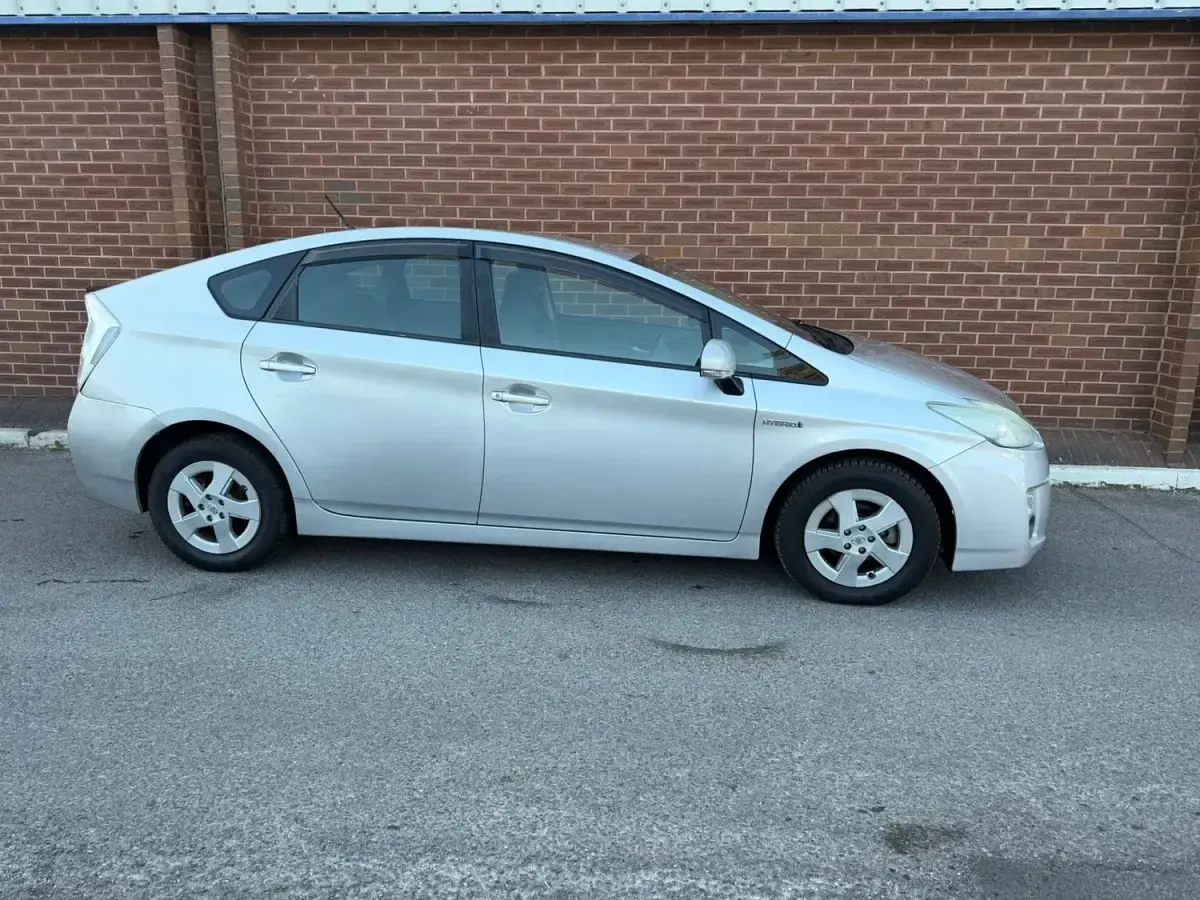 Usado Toyota Prius 2011 Plateado Utilitario