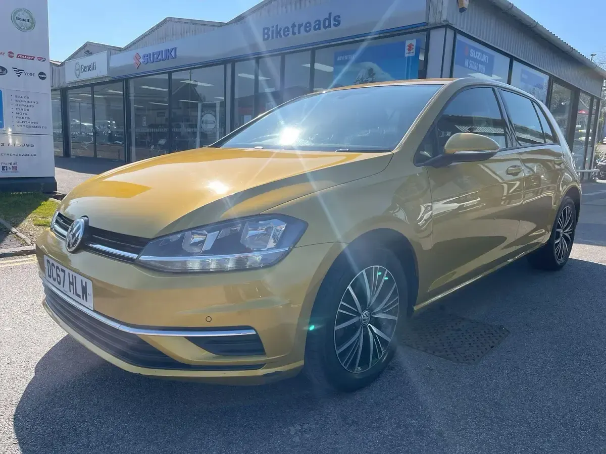 Used VW Golf VII SE 115 HP (84 kW) 2017 Yellow Hatchback
