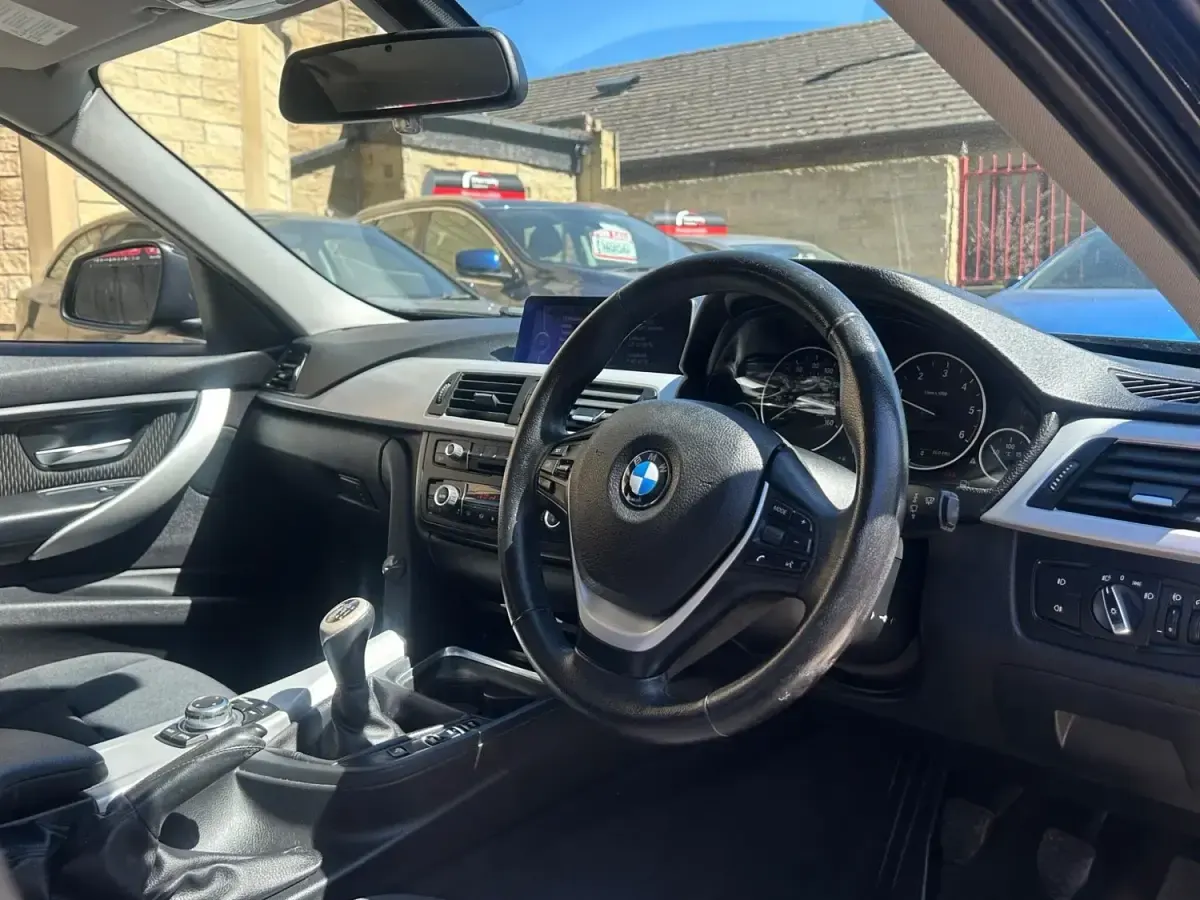 Begagnad BMW 320 Efficient Dynamics 2012 Svart Sedan