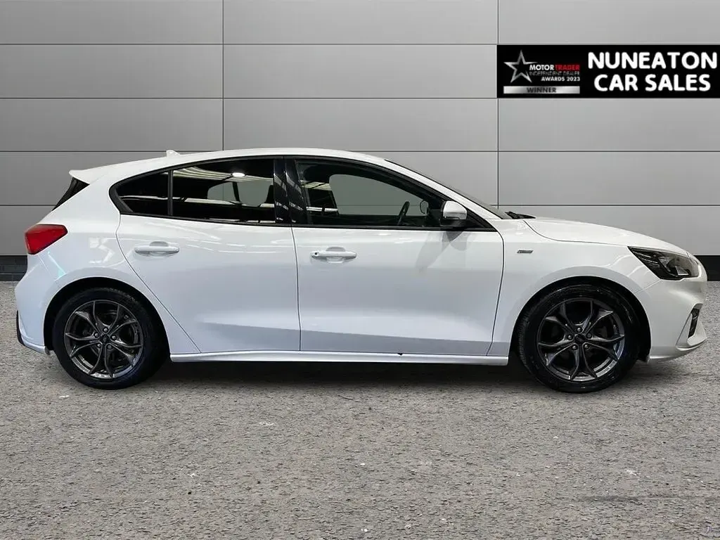Used Ford Focus ST-Line 125 HP (91 kW) 2019 White Hatchback