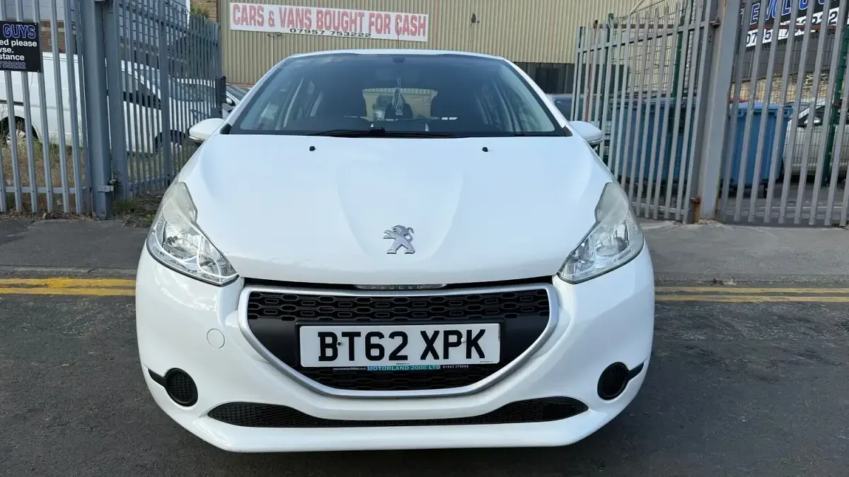 Used Peugeot 208 Access 82 HP (60 kW) 2013 White Hatchback