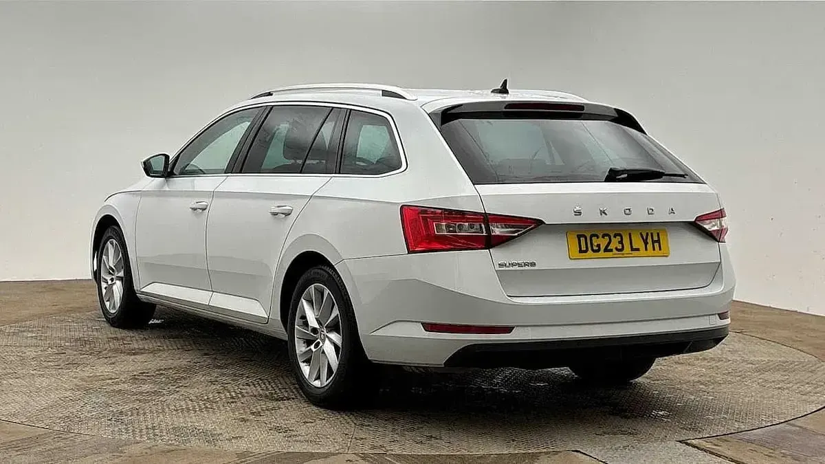 Gebraucht Skoda Superb SE Technology 160 PS (117 kW) 2023 Weiß Kombi