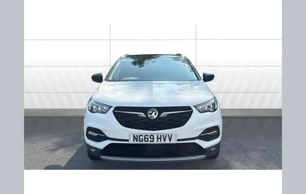 Used Vauxhall Grandland X SRi 130 HP (95 kW) 2020 White SUV