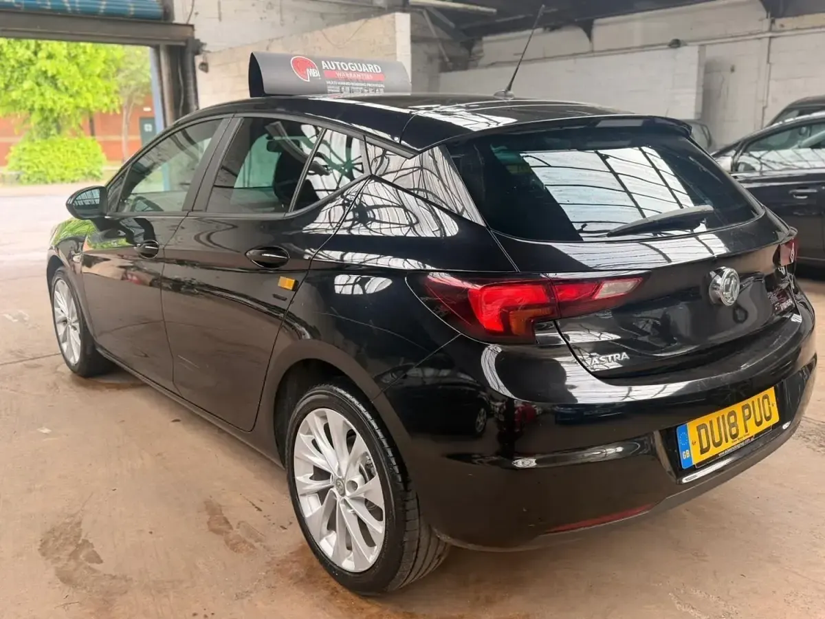 Używany Vauxhall Astra Design Edition 2018 Czarny Hatchback