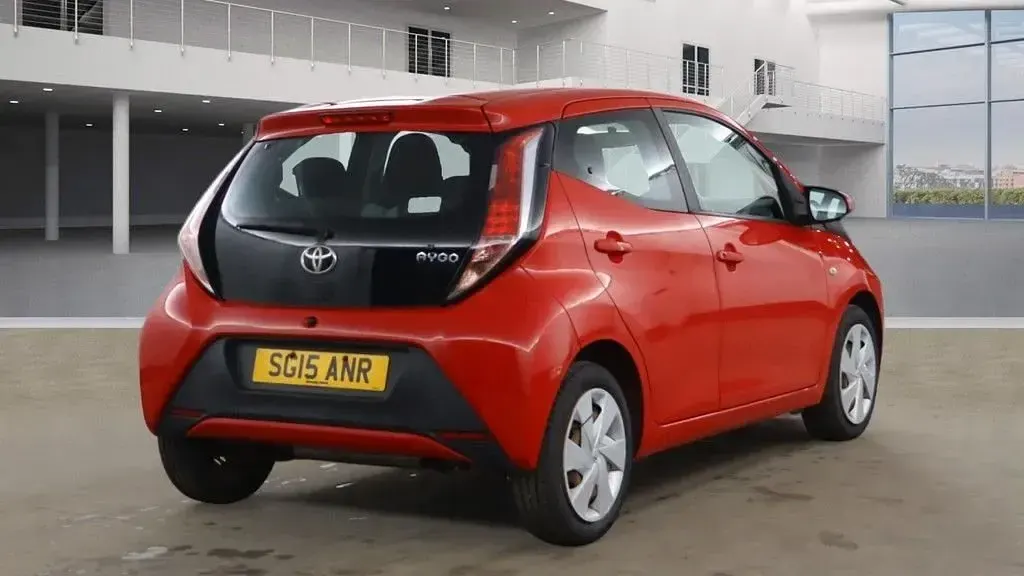 Używany Toyota Aygo X-play 69 KM (50 kW) 2015 Czerwony Hatchback