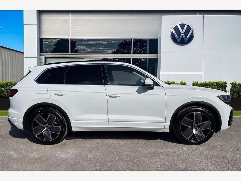 New VW Touareg Elegance 381 HP (280 kW) 2025 White SUV