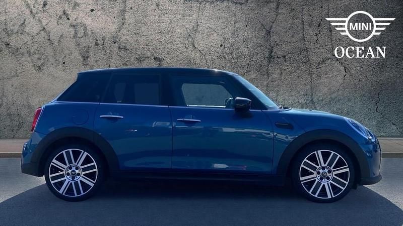 Używany Mini Cooper Exclusive 134 KM (98 kW) 2022 Niebieski Hatchback
