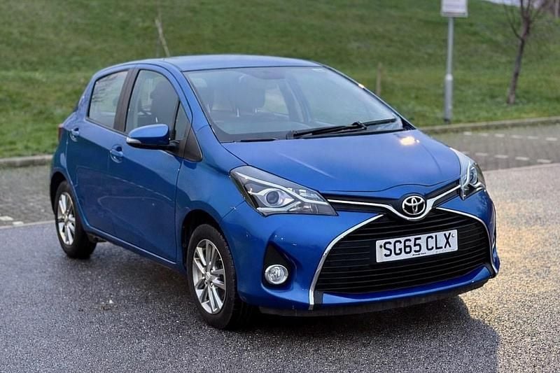 Used Toyota Yaris 99 HP (72 kW) 2015 Blue Hatchback