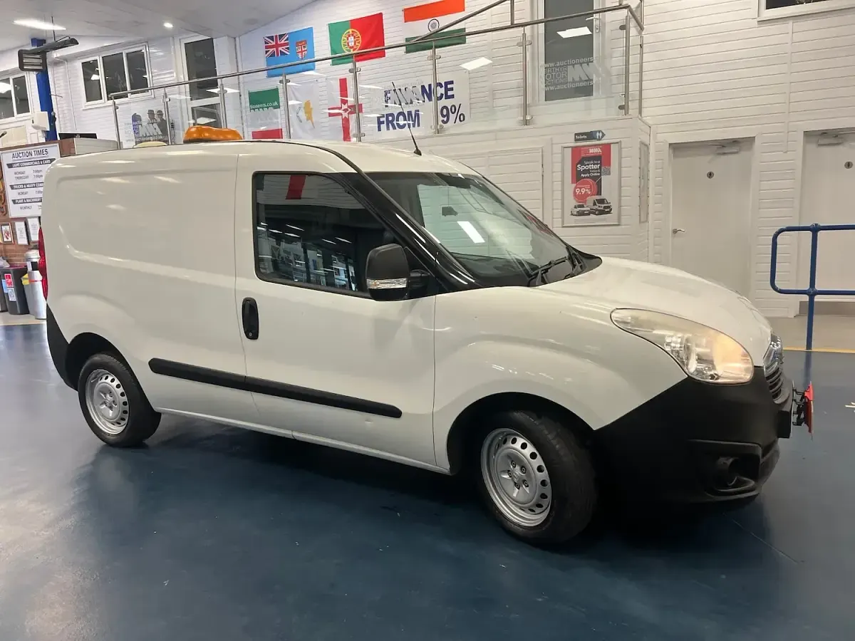 Used Vauxhall Combo 90 HP (66 kW) 2015 White MPV