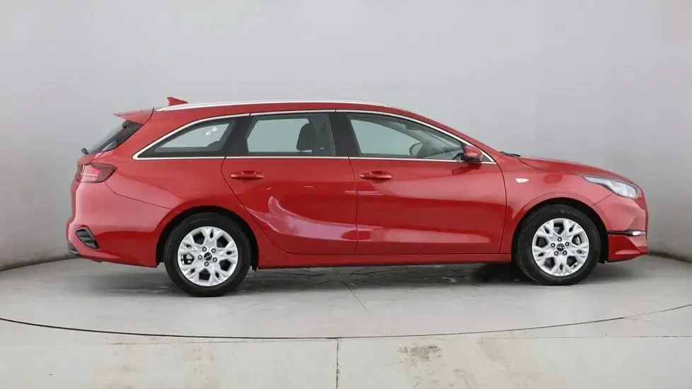 Usado Kia Ceed 138 HP (101 kW) 2025 Vermelho Citadino