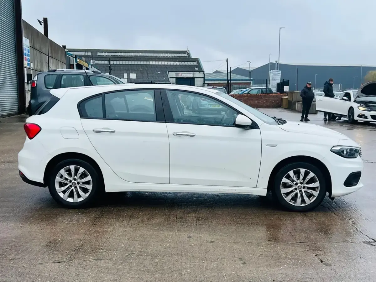 Used Fiat Tipo Easy Plus 120 HP (88 kW) 2017 White Hatchback