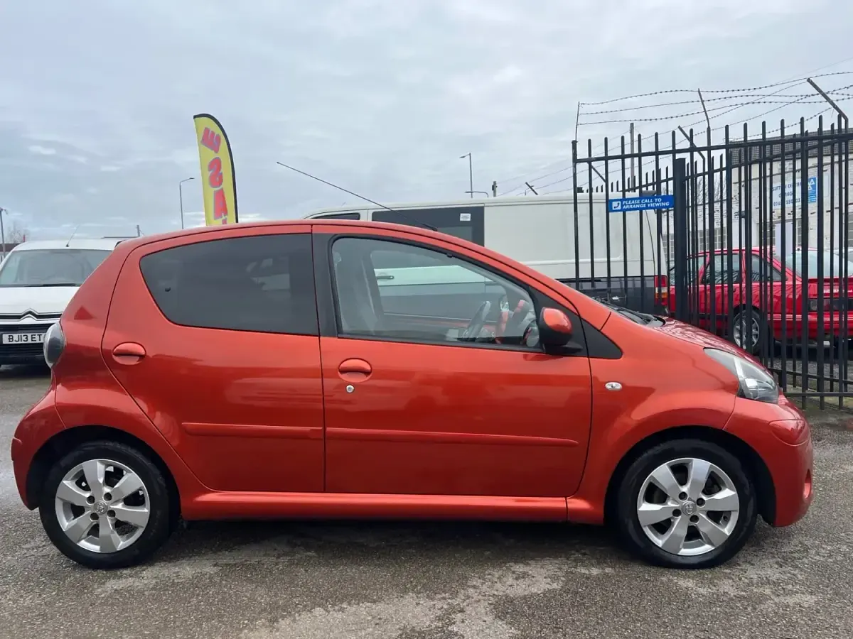 Usado Toyota Aygo 68 HP (50 kW) 2012 Vermelho Citadino