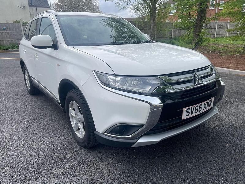 Used Mitsubishi Outlander 150 HP (110 kW) 2016 White SUV