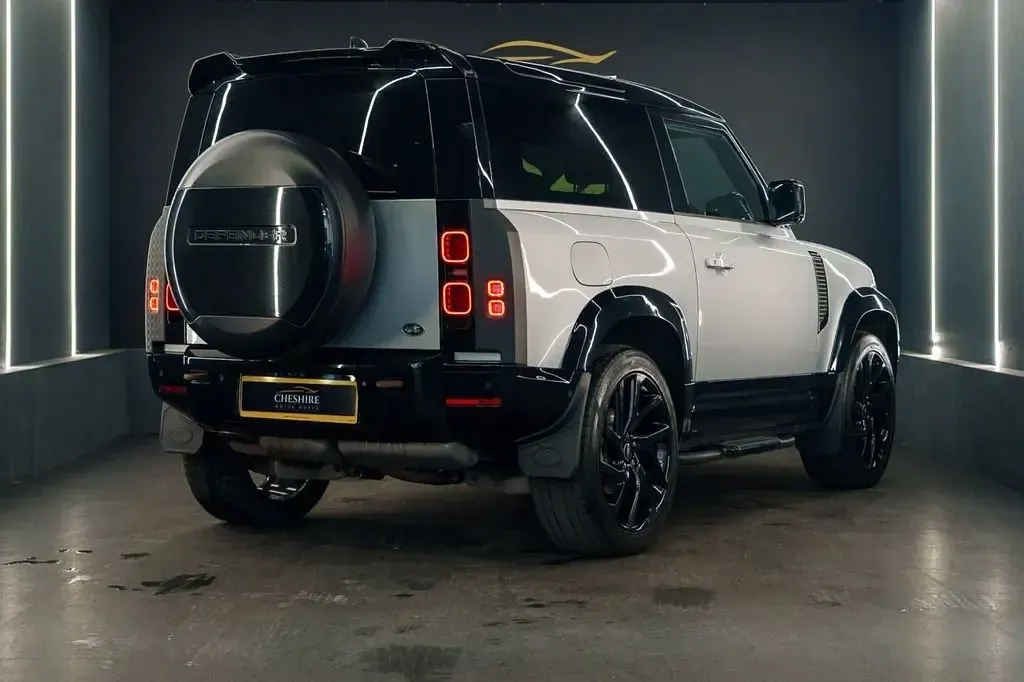 Usado Land Rover Defender SE Dynamic 250 HP (183 kW) 2023 Prateado SUV