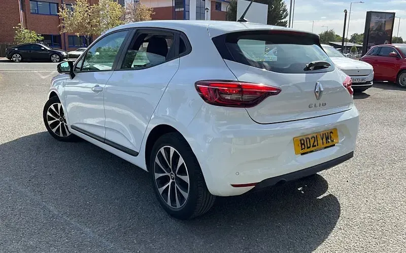 Used Renault Clio Iconic 90 HP (66 kW) 2021 White Hatchback