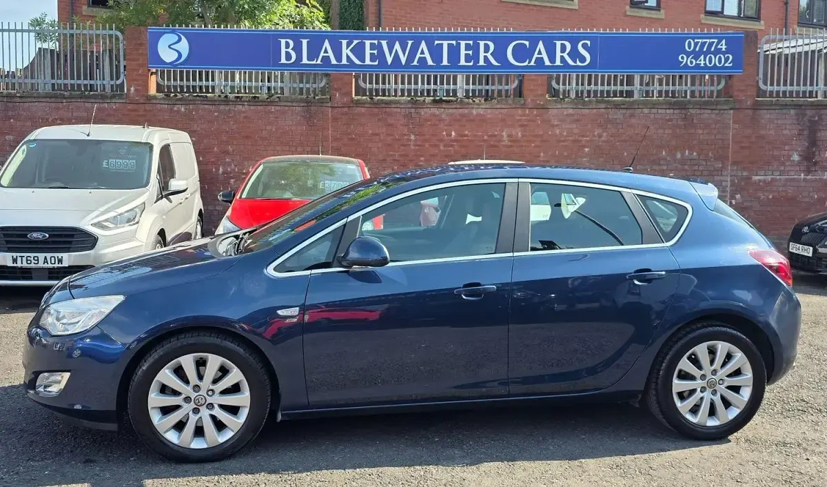 Used Vauxhall Astra Elite 165 HP (121 kW) 2011 Blue Hatchback